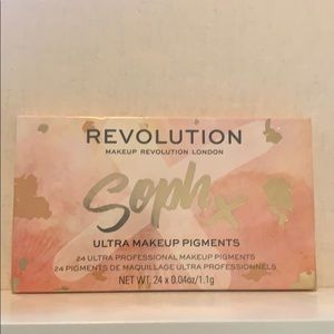 Revolution Sophia 24 color palette